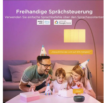 Familie feiert Geburtstag, Stehleuchte wird per Sprachsteuerung auf 40 Prozent gedimmt. Amazon Alexa Logo. Google Home Logo.