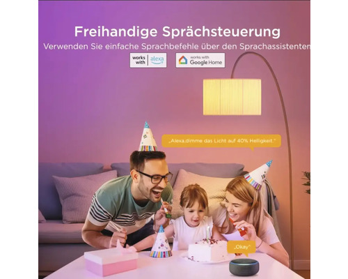 Familie feiert Geburtstag, Stehleuchte wird per Sprachsteuerung auf 40 Prozent gedimmt. Amazon Alexa Logo. Google Home Logo.