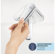 Hand bedient den Hebel einer Waschtischarmatur, GROHE Logo, Darstellung der leichtgängigen Bedienung und langlebigen Kartusche.