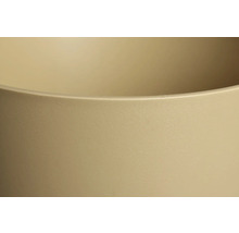 Vue détaillée de la surface mate et structurée et du bord arrondi d'un bac à plantes.