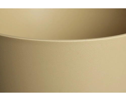 Vue détaillée de la surface mate et structurée et du bord arrondi d'un bac à plantes.