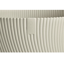 Vue détaillée d'un pot de fleurs rainuré avec Elho Logo.