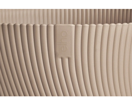 Vue détaillée d un pot de fleurs en plastique avec une structure à nervures verticales et le Elho Logo.