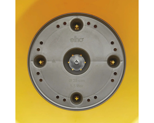 Dessous d'un pot de fleurs elho avec un diamètre de 25 cm et un volume de 5,5 litres avec des trous de drainage.