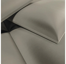 Gros plan de panneaux muraux rembourrés avec une surface en tissu doux et des bords arrondis.