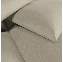 Gros plan de panneaux muraux rembourrés avec une surface en tissu texturé.