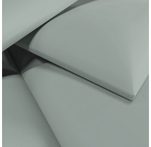 Gros plan de linge de lit plié en matière lisse couleur vert sauge.