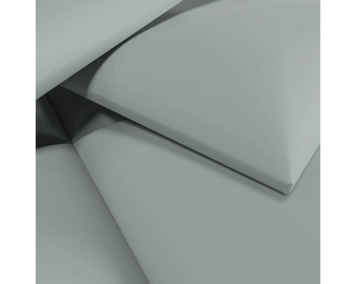 Gros plan de linge de lit plié en matière lisse couleur vert sauge.