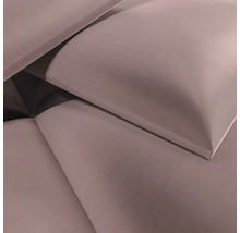 Panneau mural rembourré en velours avec une surface douce de forme carrée.