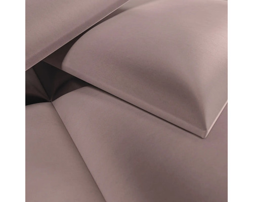 Panneau mural rembourré en velours avec une surface douce de forme carrée.