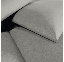 Gros plan d'un panneau acoustique avec une surface facettée en feutre pour l'isolation acoustique.