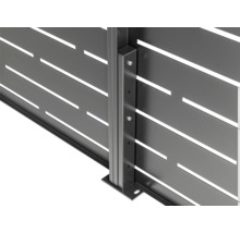 Detailansicht einer Pfostenverbindung für einen Metallzaun mit horizontalen Lamellen und Montageschrauben.