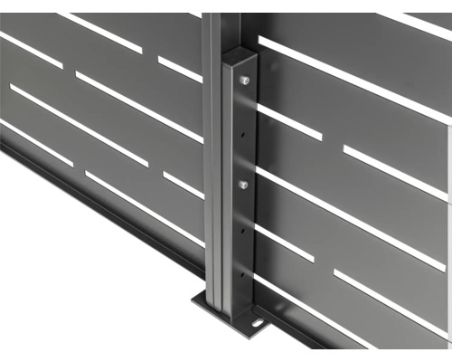Detailansicht einer Pfostenverbindung für einen Metallzaun mit horizontalen Lamellen und Montageschrauben.