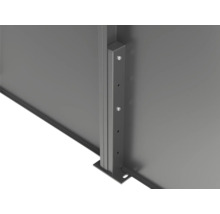 Nahaufnahme eines Metallpfostens für Sichtschutzwände mit Bodenbefestigung und vorgebohrten Löchern für Schrauben.