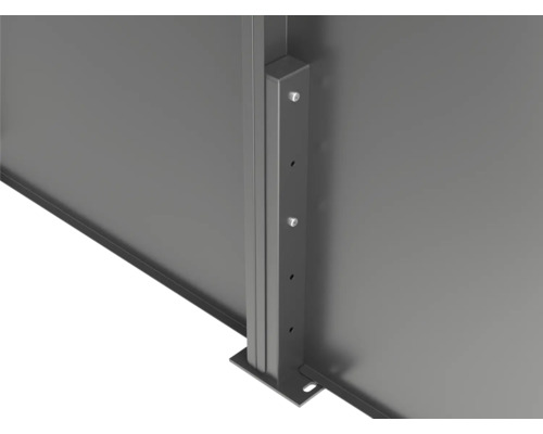 Nahaufnahme eines Metallpfostens mit Bodenplatte und Verschraubung für einen Sichtschutzzaun.
