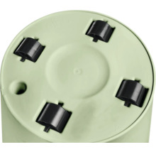 Dessous d'un bac à plantes rond en plastique avec quatre roulettes noires intégrées.