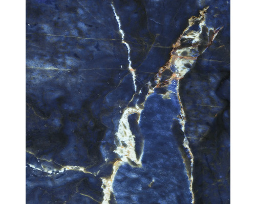 Nahaufnahme einer Fliese in blauer Marmoroptik mit weissen und goldfarbenen Adern.