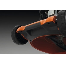 Tondeuse à gazon avec poignée avant et roues profilées, vue détaillée du dessous du carter.