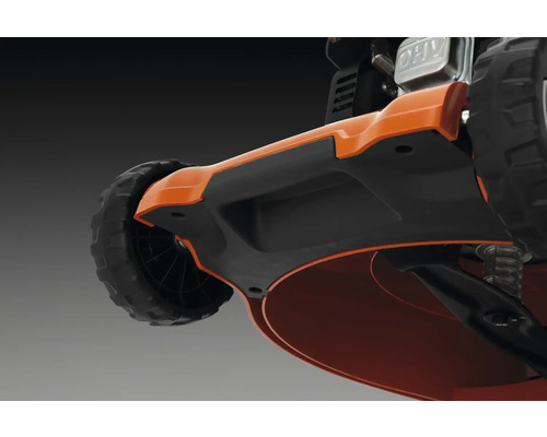 Tondeuse à gazon avec poignée avant et roues profilées, vue détaillée du dessous du carter.