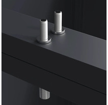 Zwei zylindrische Armaturengriffe aus glänzendem Metall mit runder Basis.