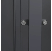 Nahaufnahme eines dunkelgrauen Metallpfostens mit Torx-Schrauben an Halterungen.