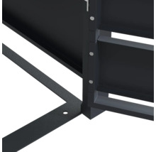 Detailansicht einer Eckverbindung aus Metall mit Schrauben und einer Bodenplatte mit Bohrung.