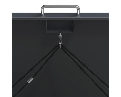 Detailansicht eines Metallgriffs und einer Seilzugvorrichtung an einem dunkelgrauen Gerätehaus.