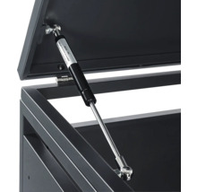 Vérin à gaz monté sur un coffre en métal pour maintenir le couvercle ouvert.