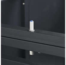 Gros plan d un cadre métallique avec un ergot de verrouillage pour éléments d armoire.