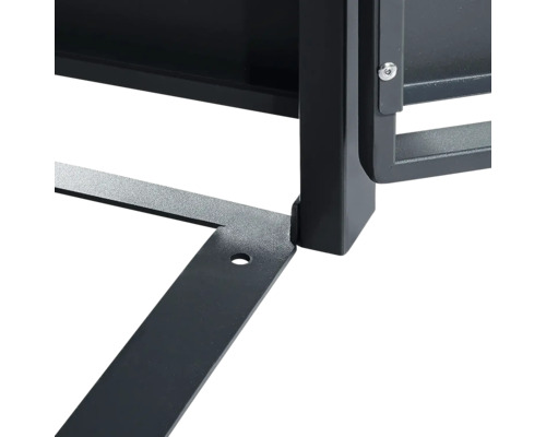 Vue détaillée d'un cadre métallique noir thermolaqué avec un poteau vertical, une plaque de base avec trou et un raccord vissé.