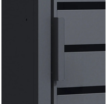 Vue détaillée d'une poignée rectangulaire verticale sur une clôture à lattes en métal gris anthracite.