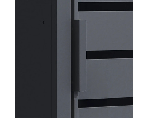 Vue détaillée d'une poignée rectangulaire verticale sur une clôture à lattes en métal gris anthracite.