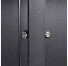 Nahaufnahme einer Metallpfostenverbindung mit zwei Innensechskantschrauben.