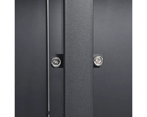 Nahaufnahme einer Metallpfostenverbindung mit zwei Innensechskantschrauben.