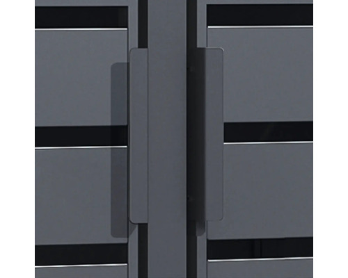 Nahaufnahme eines rechteckigen Metallgriffs an einem anthrazitfarbenen Tor mit horizontalen Lamellen.