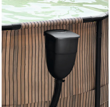 Schwarzer Einhängeskimmer für den Pool, befestigt am Beckenrand eines Aufstellpools mit Holzoptik.