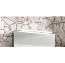 Éclairage LED de salle de bains au-dessus d une armoire de toilette sur un mur en pierre naturelle.