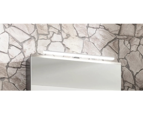 Éclairage LED de salle de bains au-dessus d une armoire de toilette sur un mur en pierre naturelle.