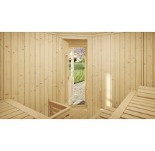 Intérieur d'un sauna avec des panneaux muraux en bois clair, des bancs en bois et une porte ouverte avec vue sur le jardin.