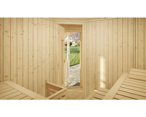 Intérieur d'un sauna avec des panneaux muraux en bois clair, des bancs en bois et une porte ouverte avec vue sur le jardin.