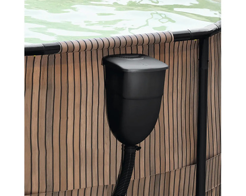Schwarzer Poolskimmer und Filtereinheit, montiert am Rand eines Aufstellpools in Holzoptik mit flexiblem Schlauch.