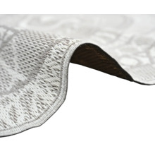 Gros plan d'un tapis à tissage plat mettant l'accent sur la texture et le bord gansé.