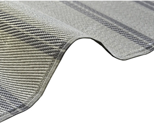 Nahaufnahme einer gewebten grauen Kunststoffmatte mit verstärktem Rand.