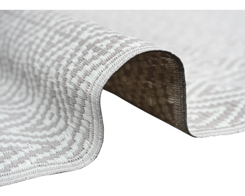 Detailaufnahme eines Flachgewebe-Teppichs mit geometrischem Muster und umketteltem Rand.