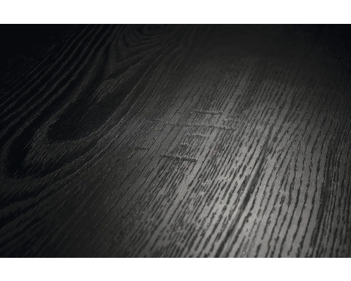 Gros plan d'une surface en bois foncé avec un veinage structuré pour les revêtements de sol ou les meubles.