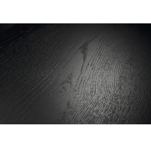 Gros plan d'une structure en bois noir avec un veinage prononcé pour revêtements de sol ou panneaux de meubles.