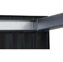 Vue détaillée de la structure inférieure d'un produit en plastique avec un rail de renfort en métal galvanisé pour plus de stabilité.