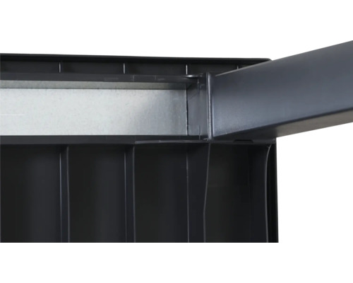 Vue détaillée de la structure inférieure d'un produit en plastique avec un rail de renfort en métal galvanisé pour plus de stabilité.