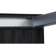 Gros plan d'une étagère en plastique anthracite avec renfort métallique galvanisé et traverse de soutien.