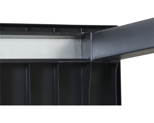 Gros plan d'une étagère en plastique anthracite avec renfort métallique galvanisé et traverse de soutien.
